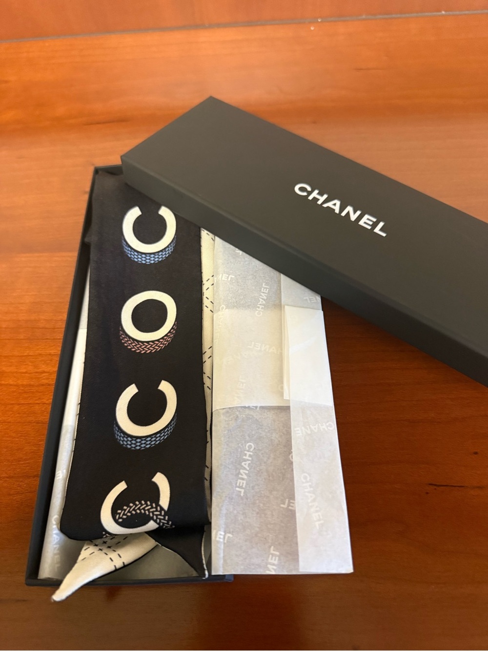 CHANEL Reversible Silk Slim Bandeau / Twilly Scarf – Black & Ivory – With Box